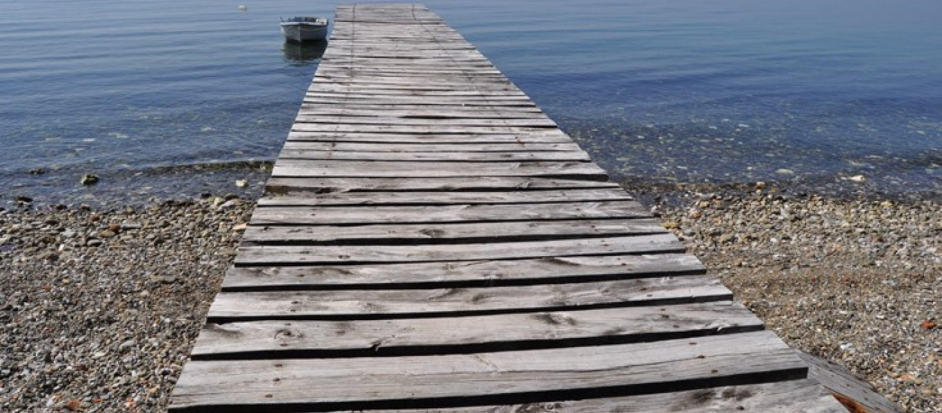 Λίμνη Ευβοίας: Γραφική και γαλήνια συνδυάζει το μπλε της θάλασσας με το πράσινο της πλούσιας βλάστησης (φωτό, βίντεο)